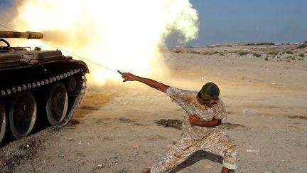 Les forces armées du gouvernement d'accord national (GNA) libyen manquent d'équipement mais pas d'inventivité. Elles ont construit des armes de fortune et installé des lance-roquettes d'hélicoptères sur des pick-up ou encore un canon antiaérien sur un remorqueur des gardes-côtes, qui patrouille au large de la cité portuaire. Et dans les forces aériennes, dotées d'avions de l'époque soviétique, les appareils les plus récents datent de 1984. C'est dire si le soutien des Etats-Unis était attendu, permettant aussi de limiter les pertes humaines. Depuis mai 2016, au moins 350 combattants anti-Daech ont été tués et 1.500 blessés dans leur opération de reconquête de Syrte. (Goran Tomasevic / REUTERS - Août 2016)