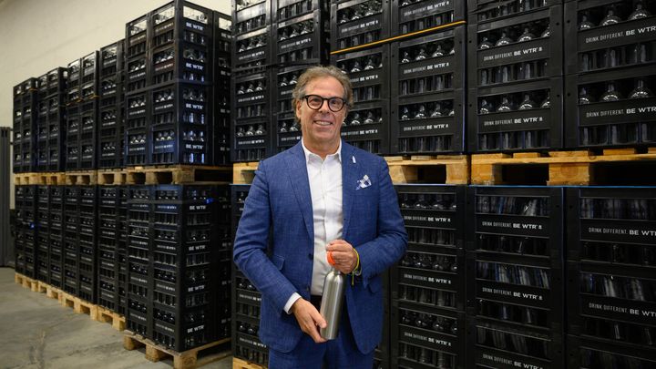 Le fondateur Mike Hecker pose pour une photo à l'usine Be WTR à Paris le 11 septembre 2024. (ED JONES / AFP)