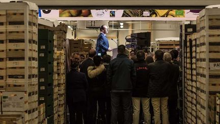  (François Hollande à la halle bio de Rungis, ce lundi. © Christophe Petit Tesson/AP/SIPA)