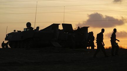 Des soldats isra&eacute;liens &agrave; la fronti&egrave;re de la bande de Gaza, le 19 novembre 2012. (AMIR COHEN / REUTERS)