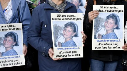 Des personnes participent à une marche silencieuse en hommage à Marion Wagon , le 14 novembre 2016 à Agen, à l'occasion&nbsp;des vingt ans de sa disparition. (GEORGES GOBET / AFP)