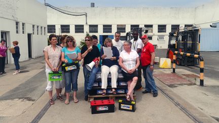 L'entreprise Steco Power, sp&eacute;cialis&eacute;e dans les batteries automobiles, localis&eacute;e &agrave; Outarville (Loiret), a ferm&eacute; ses portes en juin 2013. Les employ&eacute;s ont occup&eacute; leur site pour protester, comme ici le 19 juin 2013. (ALAIN JOCARD / AFP)