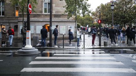 Une file d'attente pour se faire dépister du Covid-19 dans le 15e arrondissement de Paris, le 9 octobre 2020. (MAXPPP)