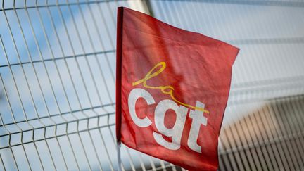 Un drapeau de la CGT accroché à une barrière de l'entreprise Camaïeu, à Roubaix (Nord), en octobre 2022. (SAMEER AL-DOUMY / AFP)