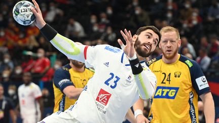 Le Français Ludovic Fabregas lors de la demi-finale de l'Euro contre la Suède, le 28 janvier 2022, à Budapest (Hongrie). (ATTILA KISBENEDEK / AFP)