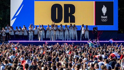 L'équipe de France de volley, sacrée championne olympique à Paris, célèbre son titre devant la foule du Club France, réunie au Parc de la Villette, le 10 août 2024. (OLIVIER JUSZCZAK / SIPA)