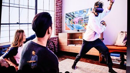 Un jeu animé avec le masque de réalité virtuelle Oculus Quest de Facebook projeté pendant la conférence de présentation à San José (Californie), le 30 avril 2019. (AMY OSBORNE / AFP)