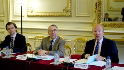 Brice Hortefeux aux côtés de son directeur de cabinet (centre) Michel Bart, le 5 juillet 2010 (AFP Martin Bureau)