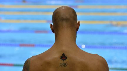 Le nageur canadien, Brent Hayden, deux jours avant les Jeux olympiques de Londres, le 25 juillet. Son tatouage repr&eacute;sente une feuille d'&eacute;rable, symbole du Canada. (TOBY MELVILLE / REUTERS)