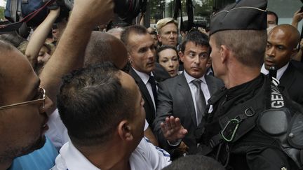 Le ministre de l'Int&eacute;rieur &agrave; son arriv&eacute;e &agrave; Amiens (Somme), le 14 ao&ucirc;t 2012. (PASCAL ROSSIGNOL / REUTERS)