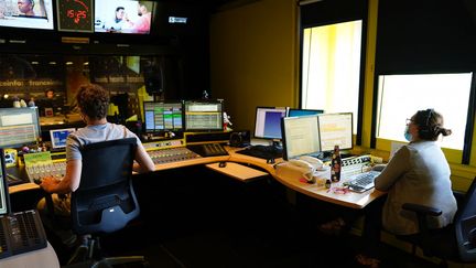 Rédaction et régie de franceinfo avec journalistes et techniciens portant un masque. (CHRISTOPHE ABRAMOWITZ / RADIO FRANCE)