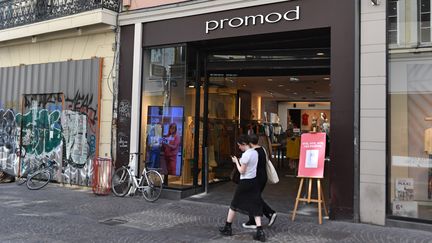 Un commerce climatisé à Lille (Nord), le 18 juillet 2022, avec ses portes ouvertes en pleine vague de chaleur. (MAXPPP)