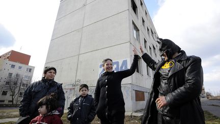 Zoltan Kohari (D), plus connu sous le pseudonyme de Batman slovaque salut ses voisins &agrave; Dunajska Streda (Slovaquie), le 9 mars 2012. (RADOVAN STOKLASA / REUTERS)