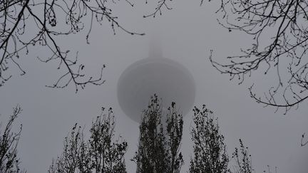 La&nbsp;"tour du Dragon", un gratte-ciel en construction dans la ville d'Harbin, au nord de la Chine, était à peine visible le 18 décembre 2016.&nbsp; (TAO ZHANG / NURPHOTO)