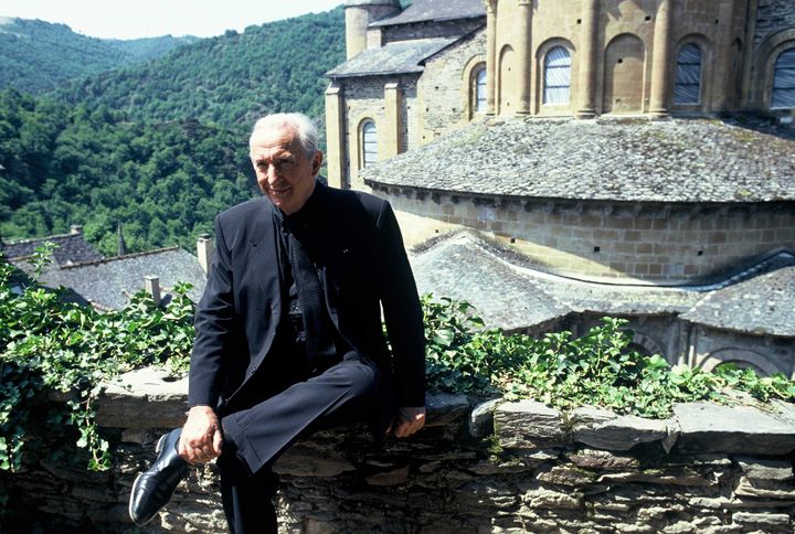 Pierre Soulages devant l'abbatiale de Conques (Aveyron) en 1994, année où ont été inaugurés ses vitraux (CUNILLERE / SIPA)