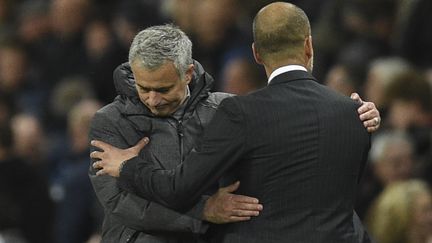 José Mourinho en pleine accolade avec Pep Guardiola. (OLI SCARFF / AFP)