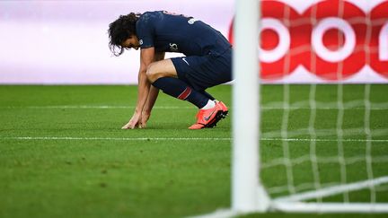 Edinson Cavani après le penalty sur lequel il s'est blessé, samedi 9 février face à Bordeaux. (ANNE-CHRISTINE POUJOULAT / AFP)