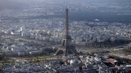 Une vue aérienne de la&nbsp;tour Eiffel, le 11 janvier 2015. (KENZO TRIBOUILLARD / AFP)