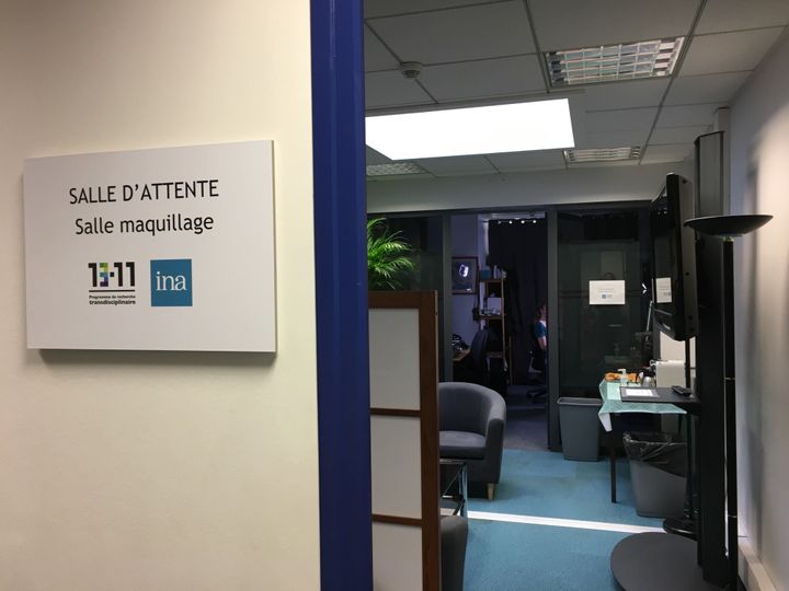 La salle d'attente et de maquillage du Programme 13-Novembre à l'INA.&nbsp; (CATHERINE FOURNIER / FRANCE INFO)