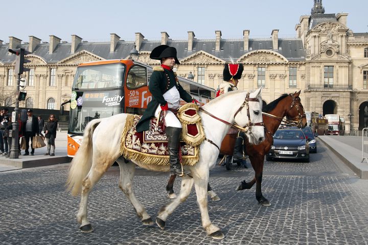 Frank Samson traverse la cour du Louvre &agrave; cheval, en costume de Napol&eacute;on, le 20 mars 2015, &agrave; Paris. (CHARLES PLATIAU / REUTERS)