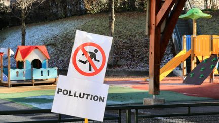 Dans la cour de récréation d'une école de Passy (Haute-Savoie), un panneau rappelle l'interdiction de courir en raison de l'alerte à la pollution (GREGORY YETCHMENIZA / MAXPPP)