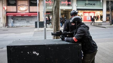 Un policier de la brigade anticriminalité armé d'un lanceur de balles de défense, le 12 janvier 2019 à Nantes, lors d'une journée de mobilisation des "gilets jaunes". (JEREMIE LUSSEAU / HANS LUCAS / AFP)