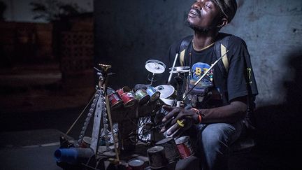 Les Français Renaud Barret, graphiste de formation, et Florent de La Tullaye, photographe, sont tombés amoureux de Kinshasa. Passionnés par la musique, le cinéma et les cultures urbaines de l’Afrique, ils ont réalisé de nombreux documentaires et films dont le plus célèbre reste «Benda Bilili», l’histoire d’un groupe de musiciens handicapés, partis des bas-fonds et aujourd’hui reconnus dans le monde entier. Parallèlement, les deux artistes produisent des musiciens africains. Actuellement, Renaud Barret travaille en solo sur son dernier projet «Système K», qui porte sur la nouvelle scène artistique de Kinshasa.
 (Renaud Barret et Florent de La Tullaye)