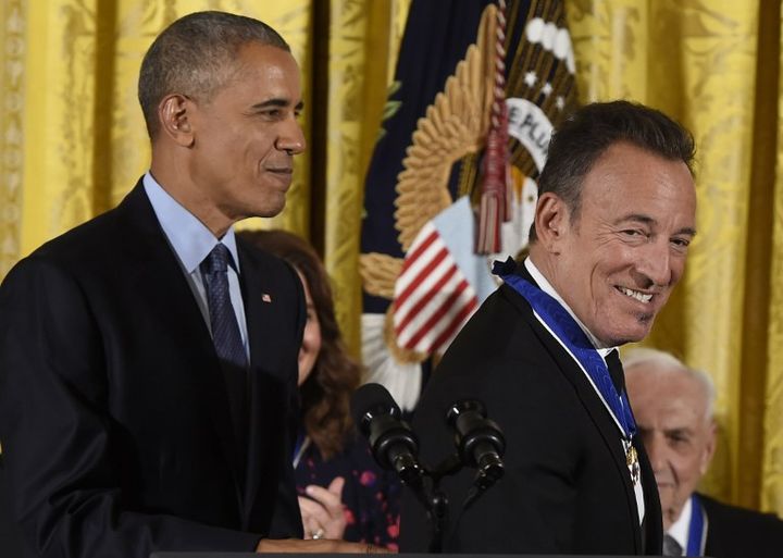 Barack Obama remet la Médaille Présidentielle de la Liberté à Bruce Springsteen (Novembre 2016) 
 (SAUL LOEB / AFP)