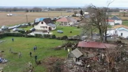 Un violent coup de vent a frappé le village de Serres-Sainte-Marie (Pyrénées-Atlantiques). Aucun blessé n'est à déplorer, mais des maisons ont été fortement endommagées. (France 2)