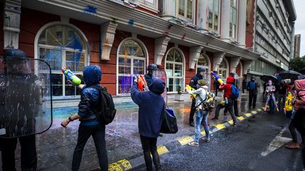 Des manifestants pulvérisent de peinture avec des pistolets à eau sur ​​la façade du ministère de la Justice lors d'une manifestation anti-gouvernementale à Skopje le 20 mai 2016. Cette manifestation s'inscrit dans un large mouvement de protestation baptisé «Révolution colorée» .

Signe des tensions, le pays a repoussé les élections, une demande de l'Union européenne en raison des soupçons qui pesaient sur leur origanisation. La colère gronde dans le pays en raison de l'amnistie offerte par le chef de l'Etat à des personnalités mouillées dans un scandale dite des «écoutes». 20.000 personnes auraient été écoutées dans le pays. (ROBERT ATANASOVSKI / AFP)