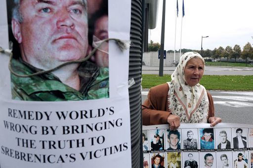 Une femme membre des «Mères de Srebrenica» se tient près d'un portrait de Ratko Mladic, le «boucher des Balkans», pendant une manifestation devant la Cour européenne des droits de l'Homme à Strasbourg le 11 octobre 2012. (AFP - Frédéric Florin)