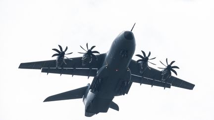 Airbus veut aider à lutter contre les incendies en transformant son&nbsp;A400M&nbsp;en&nbsp;bombardier d'eau, grâce à un kit. Image d'illustration. (SILAS STEIN / DPA VIA AFP)