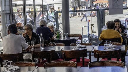 Des clients déjeunent dans un restaurant à Nantes, le 9 juin 2021. (ESTELLE RUIZ / HANS LUCAS / AFP)