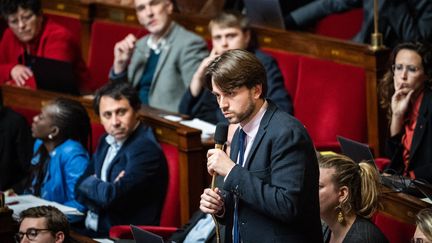 Aurélien Saintoul, député de La France insoumise, prend la parole devant l'Assemblée nationale, le 13 février 2023, à Paris. (XOSE BOUZAS / HANS LUCAS / AFP)