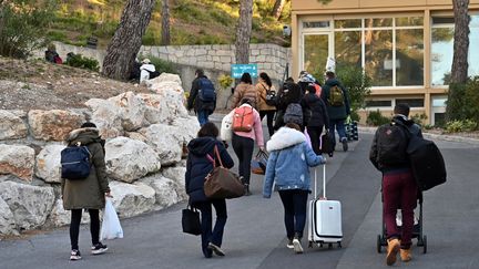 Des expatriés français rapatriés de Chine quittent le centre de Carry-le-Rouet (Bouches-du-Rhône),&nbsp;le 14 février 2020. (HECTOR RETAMAL / AFP)