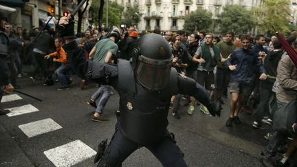 Affrontements entre la police espagnole et des partisans du référendum d'indépendance catalan à Barcelone le 1er octobre 2017. (MANU FERNANDEZ / AP / SIPA)