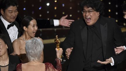 Le réalisateur coréen au 92 Oscars avec sa statuette de Meilleur réalisateur (février 2020). (CHRIS PIZZELLO/AP/SIPA / SIPA)