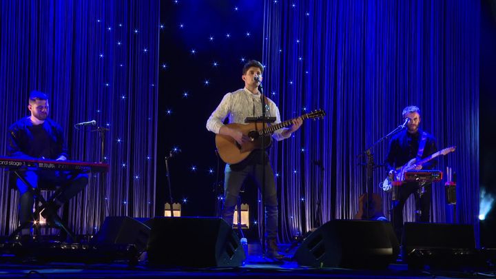 Lilian Renaud avec ses deux musiciens,&nbsp;Edouard Dornier et Maxime Ferri, sur la scène de La Rodia à Besançon. (F. Petit / France Télévisions)