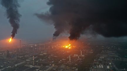 Des images filmées par un drone montre un incendie dans une usine chimique, à Shanghaï, en Chine, samedi 18 juin 2022.&nbsp;&nbsp; (CNS / AFP)