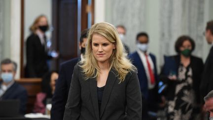 La lanceuse d'alerte américaine Frances Haugen, à l'origine des "Facebook Files", avant son audition devant une sous-commission du Sénat américain, le 5 octobre 2021 à Washington. (MATT MCCLAIN / GETTY IMAGES / AFP)