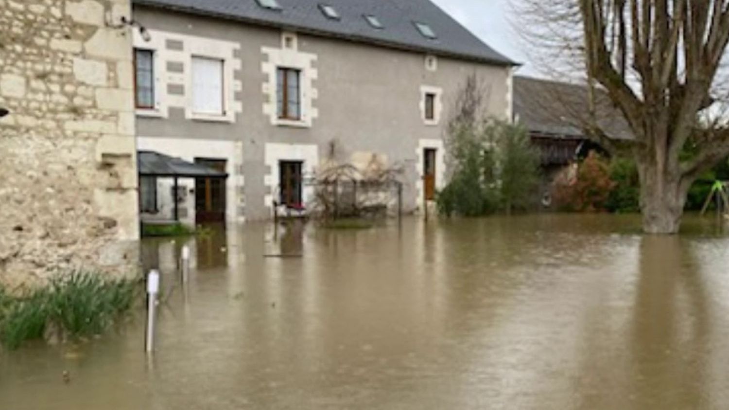 Inondations En Indre Et Loire Le Village De Nou Tre Se Retrouve Sous