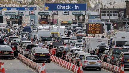 Le trafic du port de Douvres, au Royaume-Uni, s'intensifie en raison des contrôles frontaliers effectués, le 22 juillet 2022.&nbsp; (STUART BROCK / ANADOLU AGENCY / AFP)