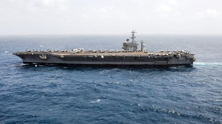 Le porte-avion USS Nimitz, l'un des navires d&eacute;ploy&eacute;s &agrave; proximit&eacute; de la Syrie, le 29 ao&ucirc;t 2013. (US NAVY / AFP)