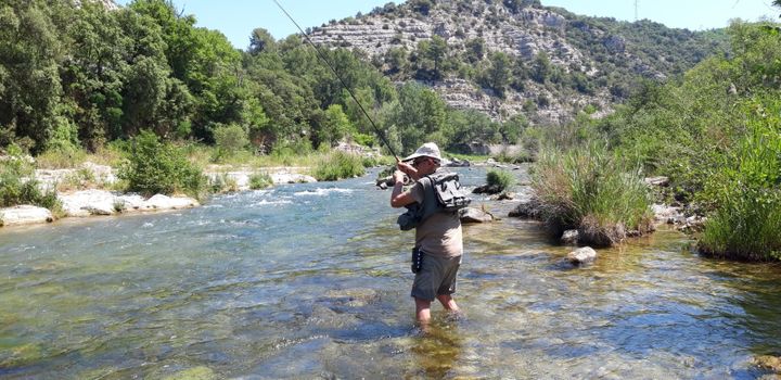 Démonstration de pêche à la mouche, dans le Verdon (Provence Alpes-Côte d'Azur). (SANDRINE ETOA-ANDEGUE / RADIO FRANCE)