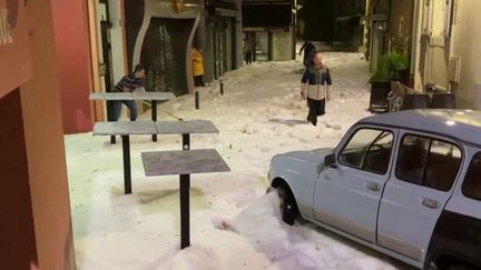 Dans la soirée du mercredi 14 septembre, un violent orage s'est abattu sur Gap, dans les Hautes-Alpes, avec de fortes chutes de grêle.&nbsp;Certains habitants ont même dû sortir leur pelle à neige pour déblayer le trottoir. (FRANCE 3)