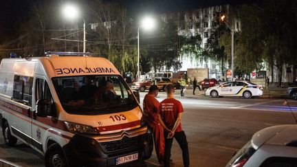 Ukrainian rescue workers wait near the site of a Russian strike in Poltava, eastern Ukraine, Tuesday, September 3. (PATRYK JARACCZ / AFP)