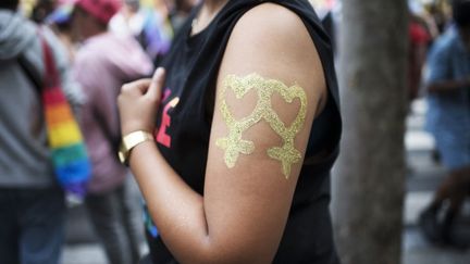 Une personne participe à la Marche des Fiertés, à Paris, le 20 juin 2021. (FIORA GARENZI / HANS LUCAS / AFP)