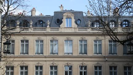 Le ministère de l'Intérieur, à Paris, explique que&nbsp;140 000 personnes dont 90 000 mineurs sont touchées en France par des phénomènes sectaires. (LUDOVIC MARIN / AFP)