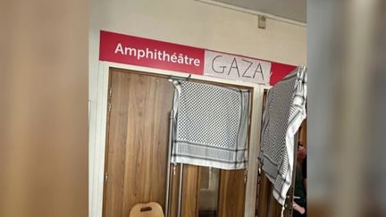 Des étudiants de Sciences Po Paris ont manifesté pour la cause palestinienne, mardi 12 mars. Une polémique est née car une étudiante juive n'a pas pu entrer dans l'amphithéâtre. (FRANCEINFO)