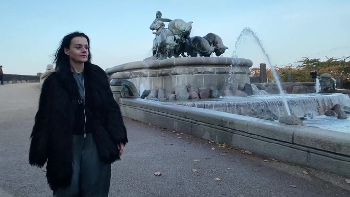 Lene Bonel à Coppenhague près d'une fontaine dont elle vient&nbsp;capter de l'énergie, "quand j'ai besoin dit-elle de réaliser quelque dans mon travail parce que c'est une fontaine pleine de puissance".&nbsp; (C. Duponchel /  France Télévisions)